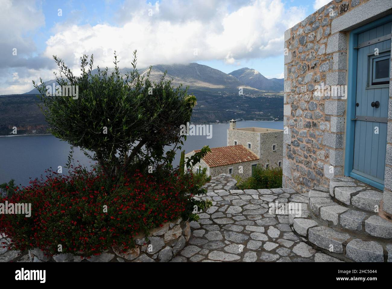 Landschaft mit landschaftlichem Blick auf ein malerisches traditionelles Steinhaus in Limeni Lakonia, Peloponnes, Griechenland. Stockfoto