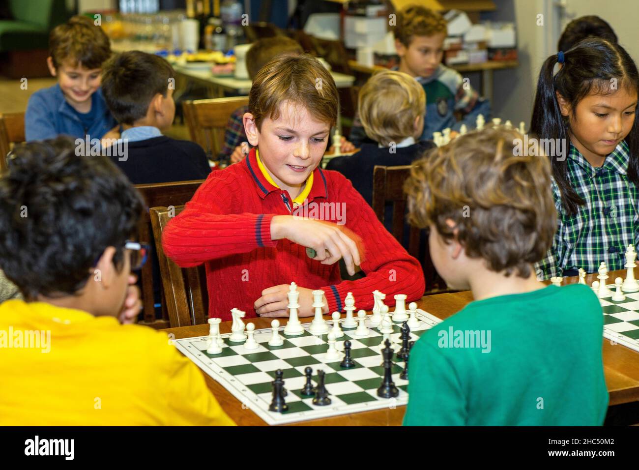 Intelligente Spiele. Ein Kind spielt Schach. Junge und ein Schachbrett. Strategie. Logisches Denken. Stockfoto