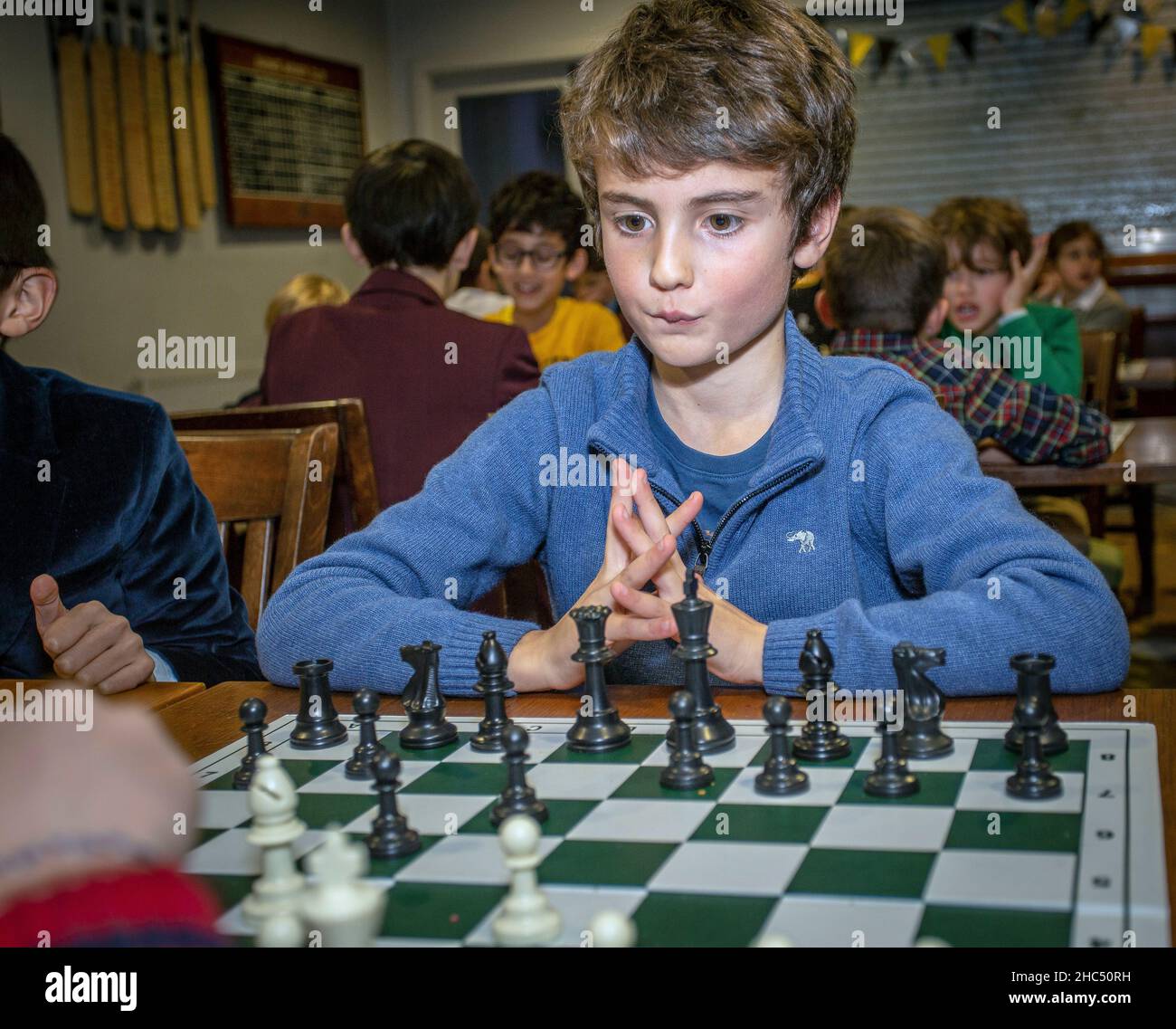 Intelligente Spiele. Ein Kind spielt Schach. Junge und ein Schachbrett. Strategie. Logisches Denken. Stockfoto