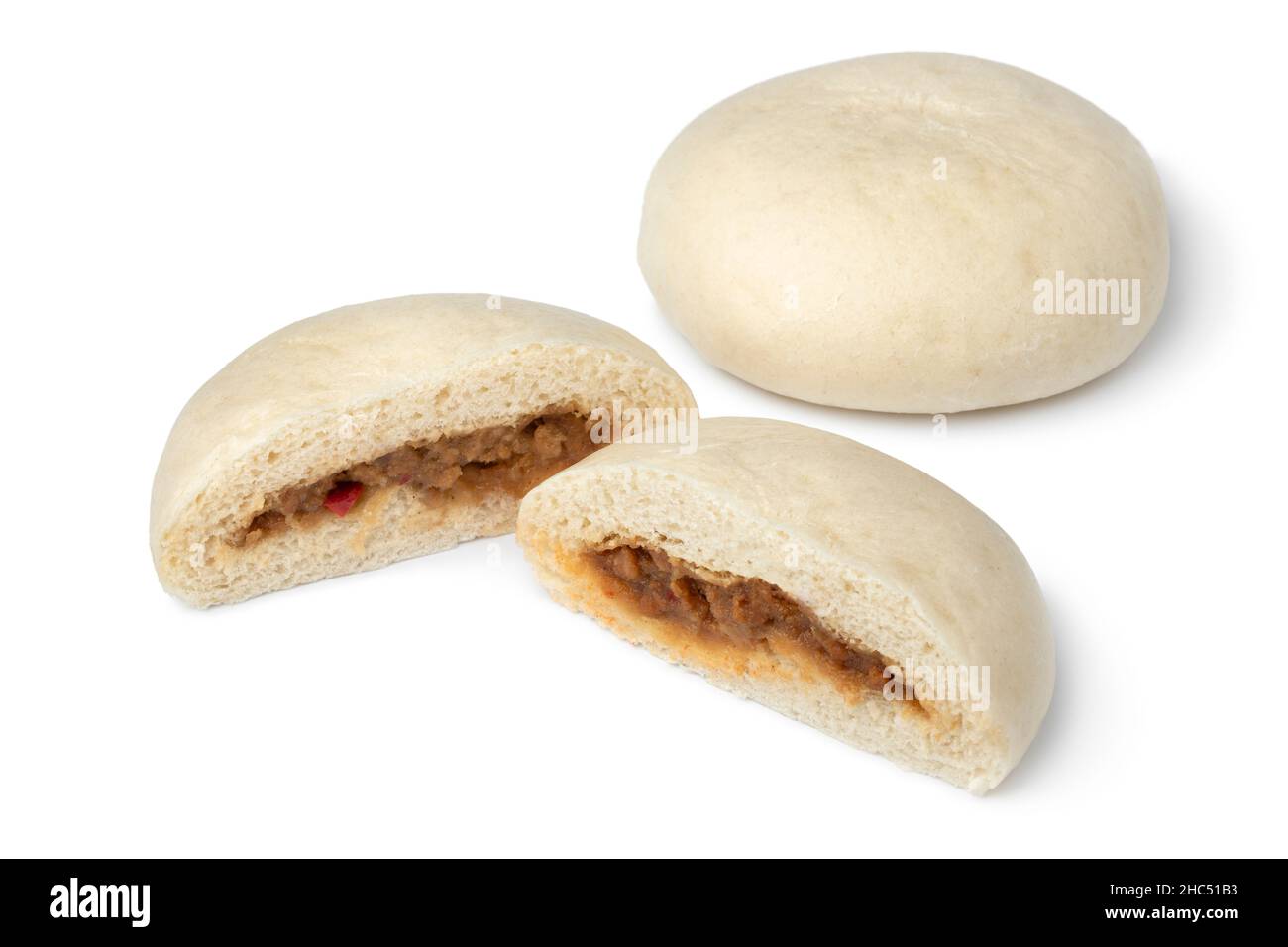 Ganze und halbierte frisch gedämpft vegetarisch gefüllte Baozi Nahaufnahme isoliert auf weißem Hintergrund Stockfoto