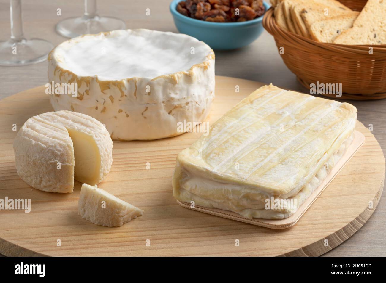 Käseplatte aus Holz mit verschiedenen französischen Käsesorten aus nächster Nähe Stockfoto