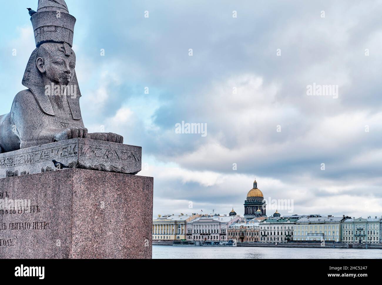 St. Petersburg, Russland. Ägyptische Steinsphinx, Fluss Neva English Embankment, St. Isaacs Kathedrale Stockfoto