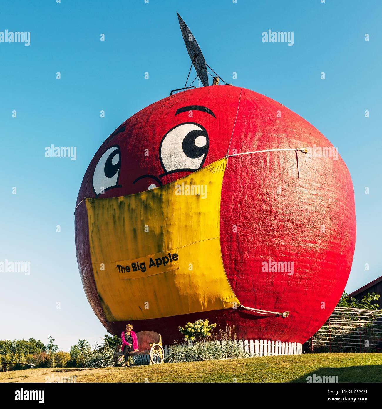 Colborne, Kanada - 7. September 2021: Big Apple die Attraktion am Straßenrand in Colborne, Ontario, liegt an der Südseite des Ontario Highway 401. Große Apfelstr Stockfoto