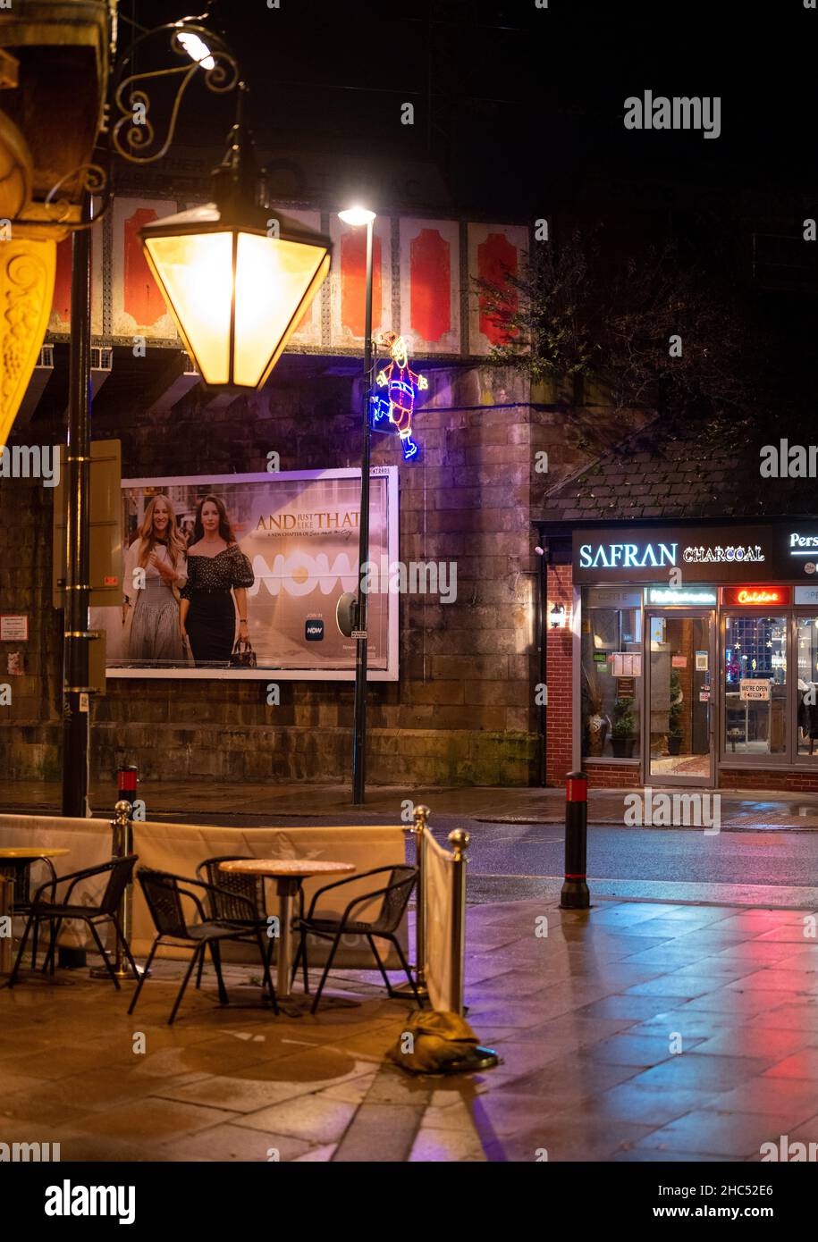 Ein nasser und kalter Winterabend in Leeds, West Yorkshire Stockfoto