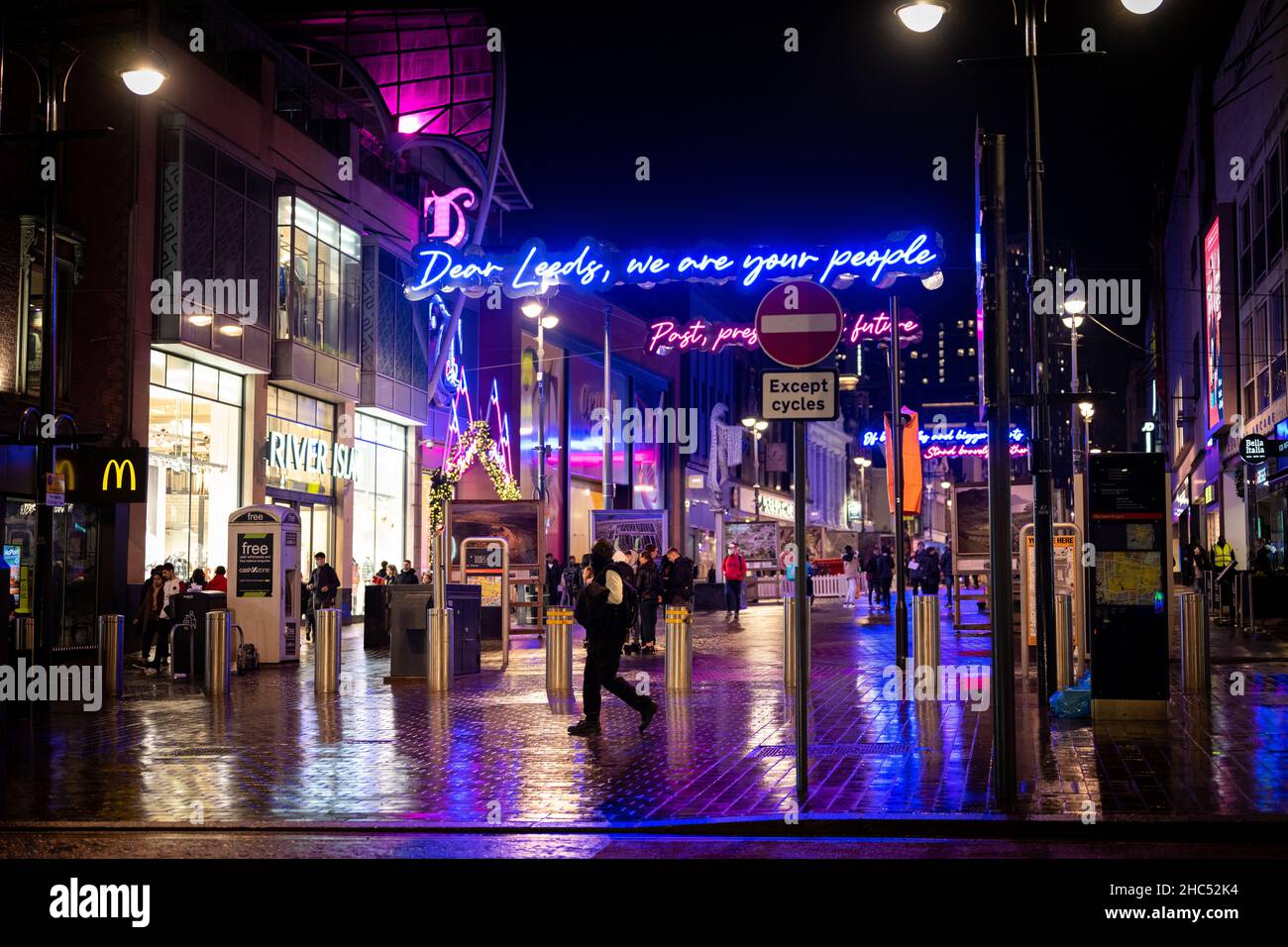 Ein nasser und kalter Winterabend in Leeds, West Yorkshire Stockfoto