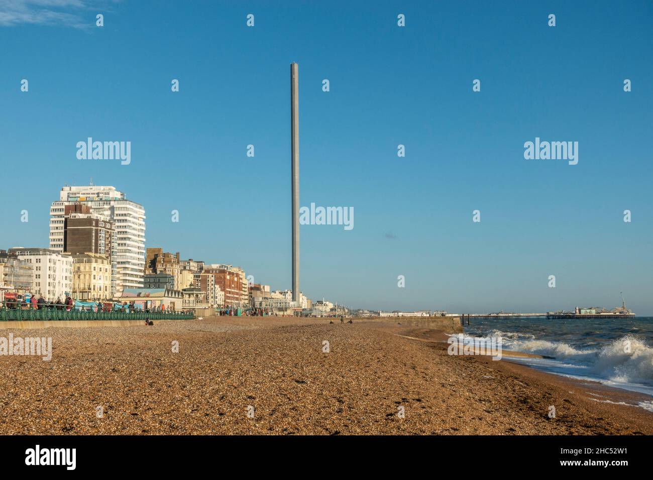 Der British Airways i360 Aussichtsturm an der Küste von Brighton, East Sussex, Großbritannien. Stockfoto