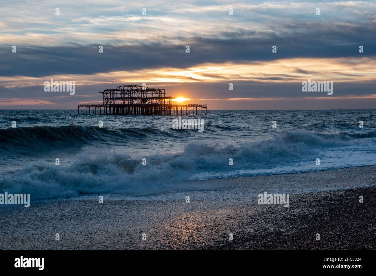 Blick auf den Sonnenuntergang mit Blick auf die Überreste von Brighton's West Pier bei Sonnenuntergang, Brighton, East Sussex, Großbritannien. Stockfoto
