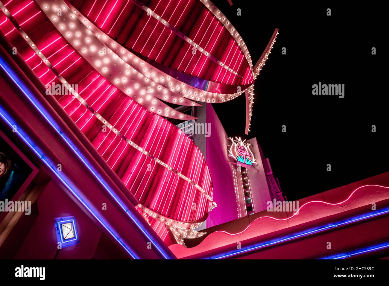 Nächtliche Lichter der Stadt. Helle und farbenfrohe Beleuchtung. Stockfoto