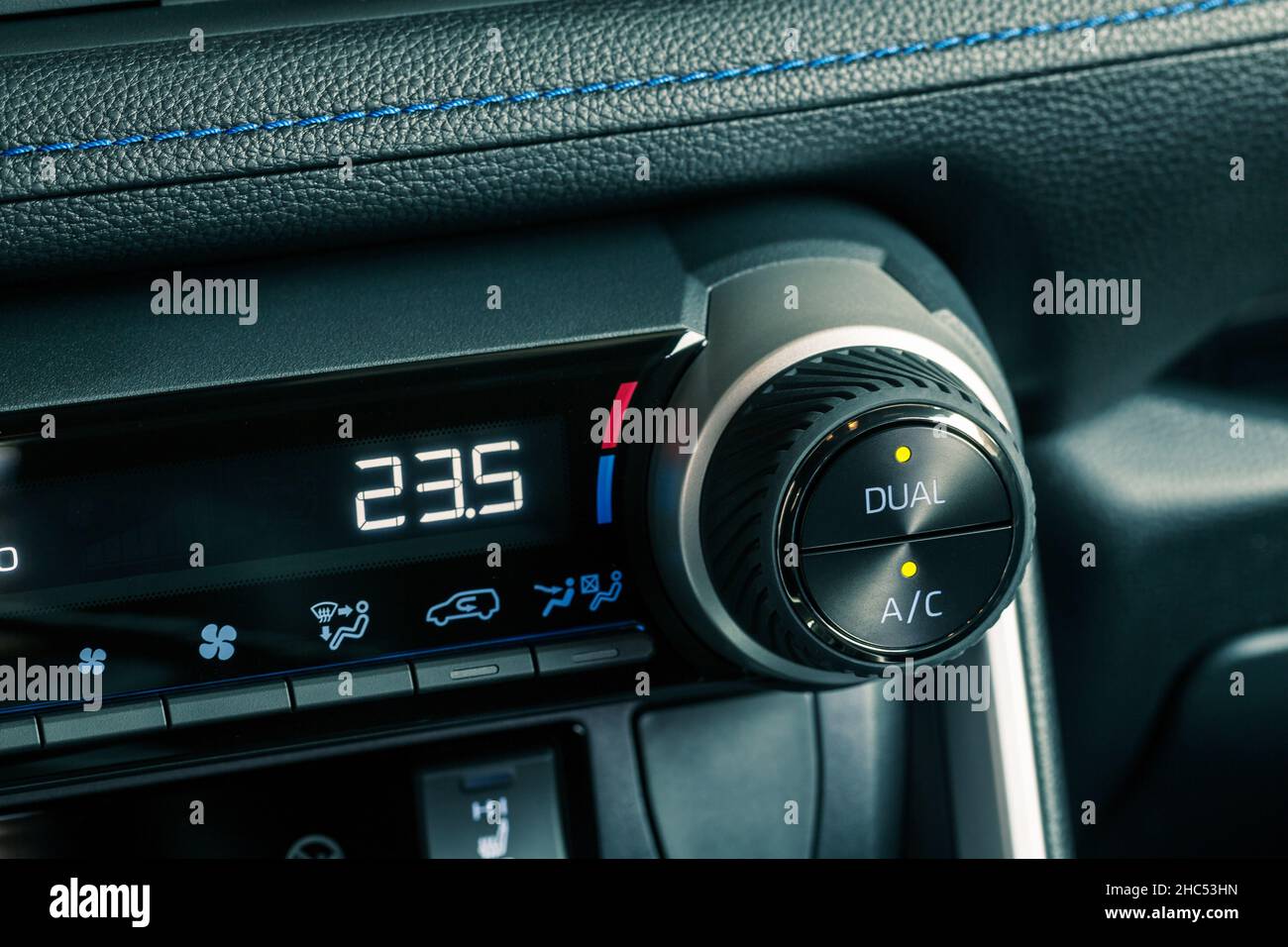 Details zum Armaturenbrett des Fahrzeugs mit Klimareglern Stockfoto