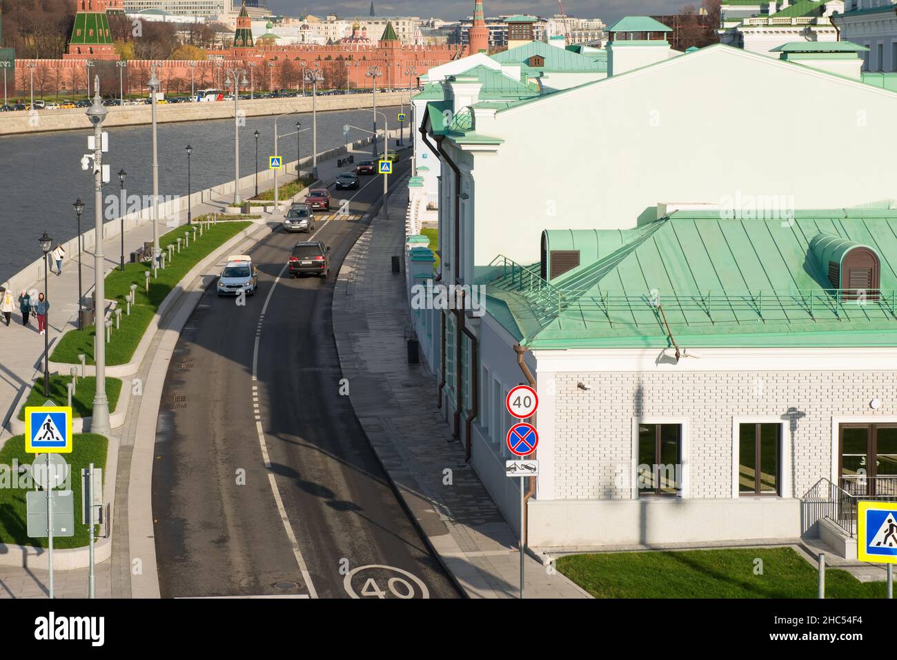 Moskau, Russland - 23. Oktober 2021: Blick auf das Sofijskaja-Ufer des Flusses Moskau an einem Herbsttag Stockfoto