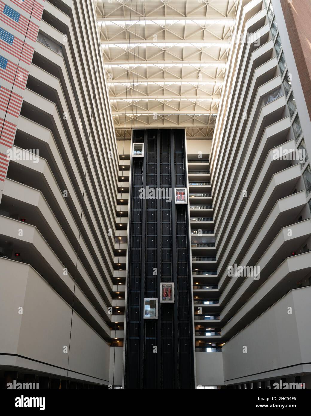 Innenansicht eines Gebäudes mit Aufzügen Stockfoto