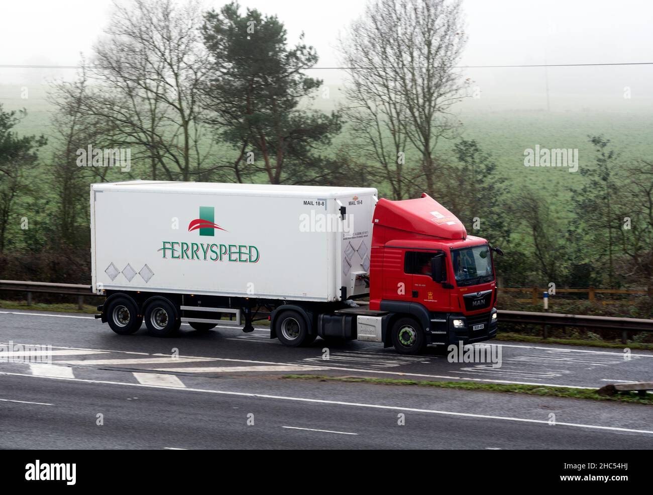 Der Lastwagen Ferryspeed verlässt die Autobahn M40 an der Anschlussstelle 15, Warwick, Großbritannien Stockfoto