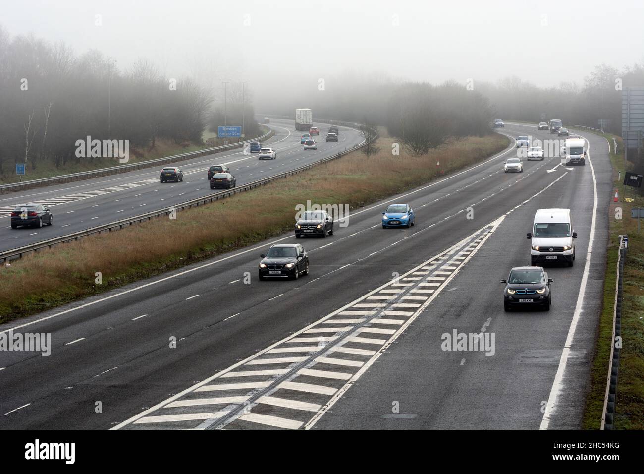 Die Autobahn M40 bei nebligen Wetter am Heiligabend, 2021. Warwick, Großbritannien. Stockfoto
