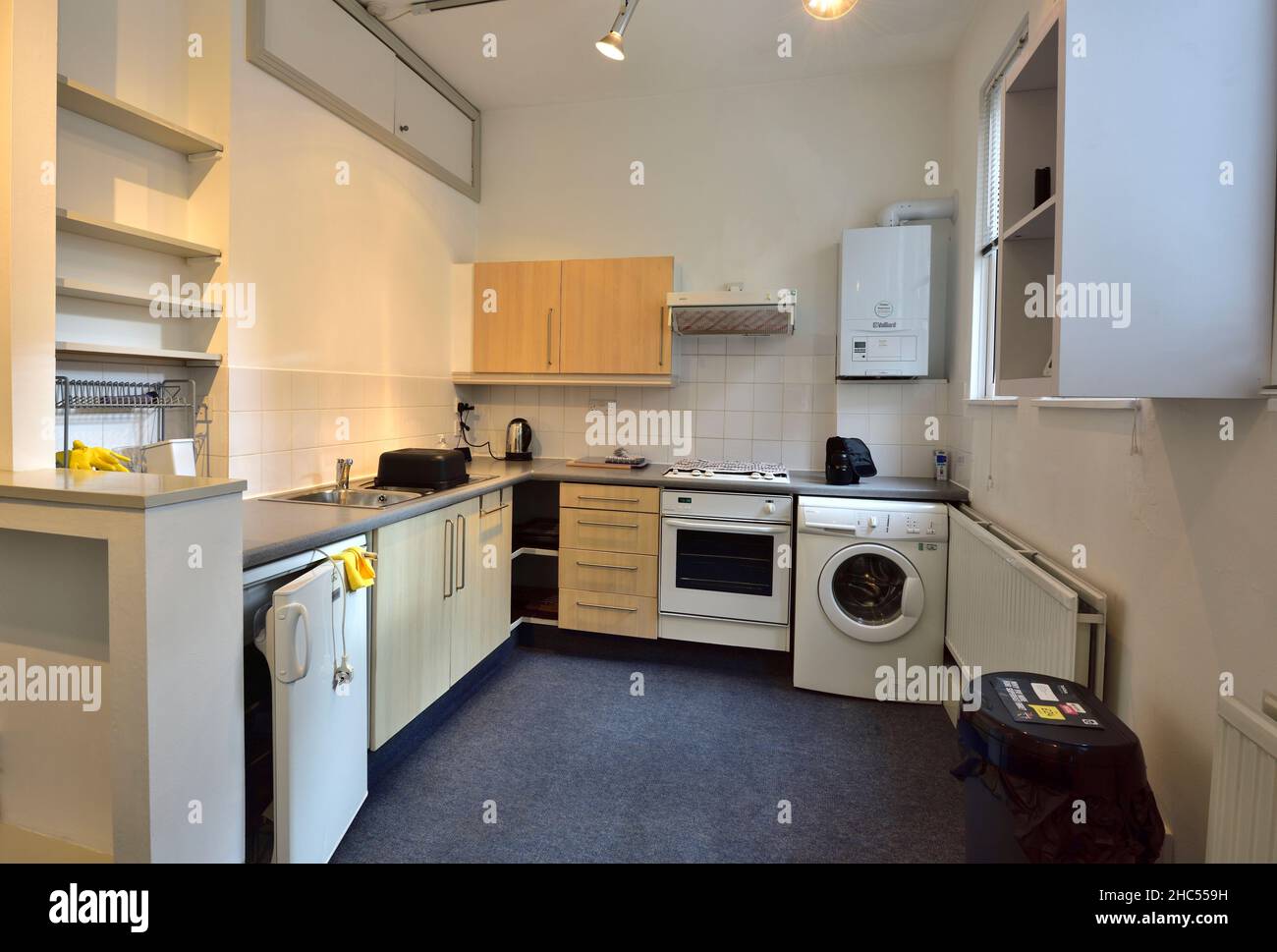 Küchenraum mit Geräten in leerer Wohnung für die Vermietung vorbereitet, Bristol, Großbritannien Stockfoto
