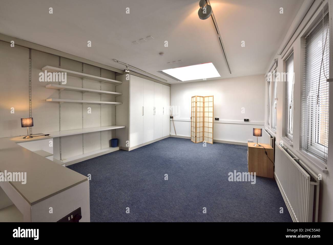 Leeres Zimmer in der Wohnung für die Vermietung vorbereitet Stockfoto