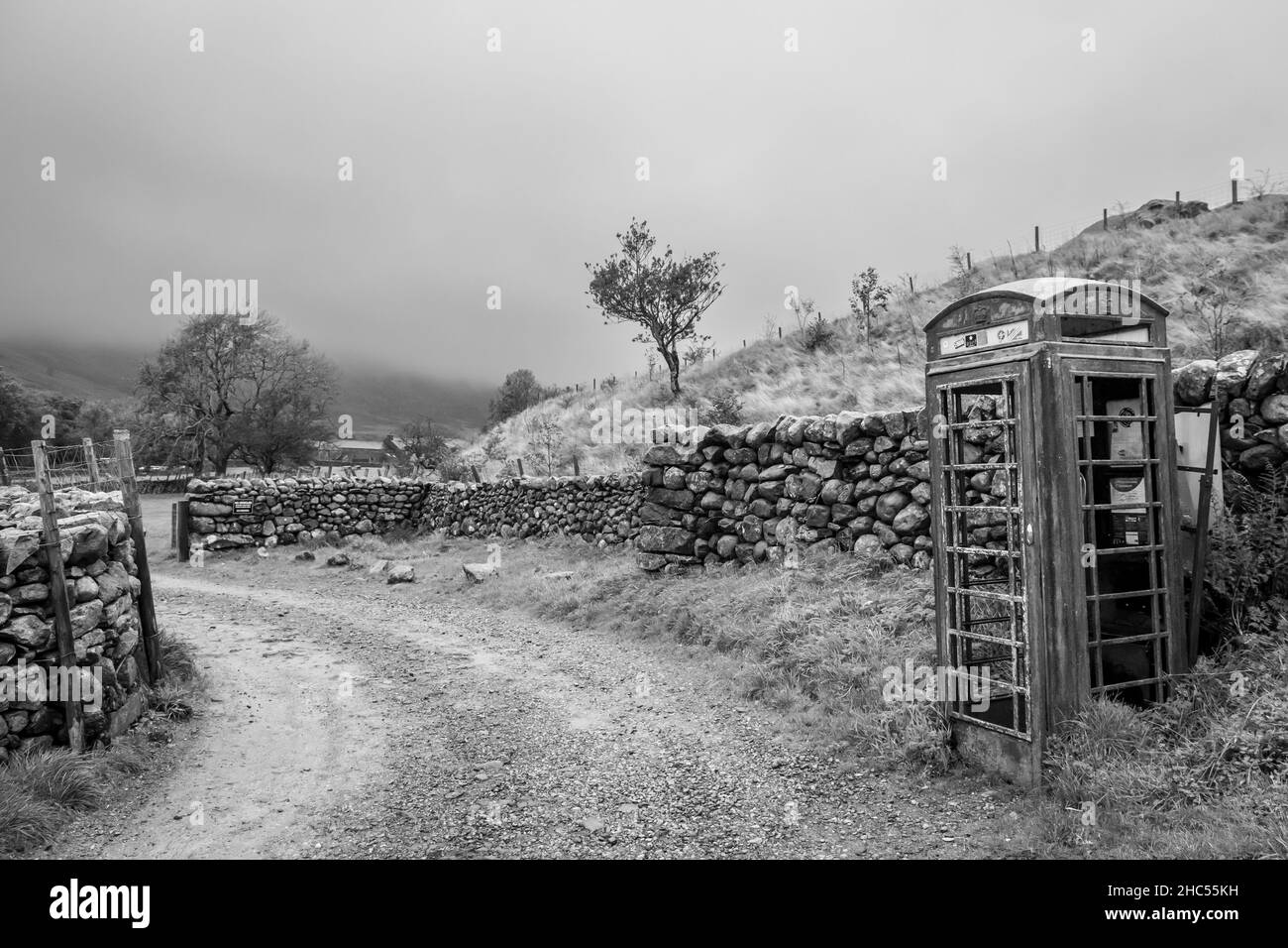 Alte Telefondose am Anfang des Hardknot Passes, Cumbria Stockfoto