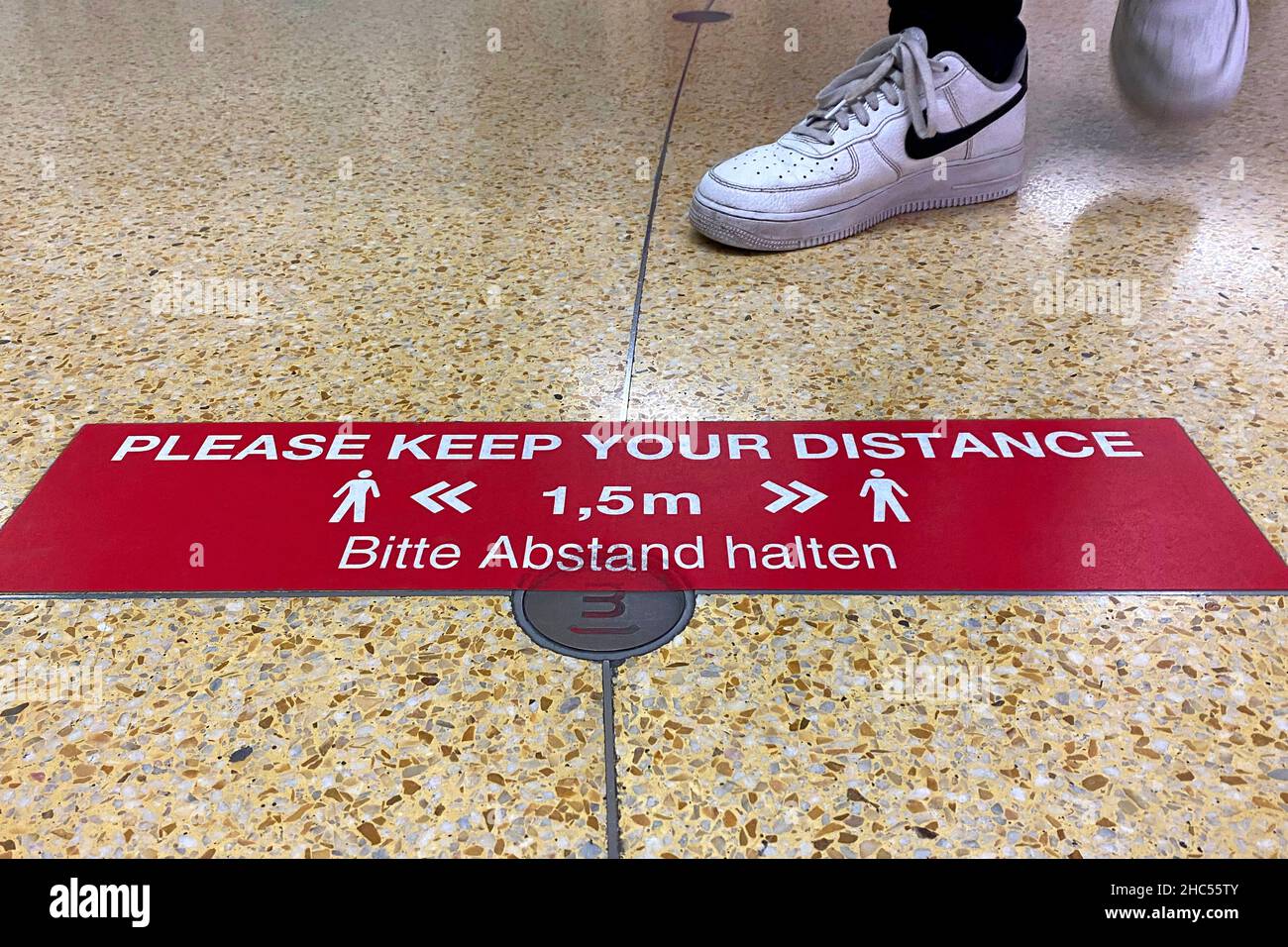 Topic Bild Coronavirus Pandemie, 4th Welle omicron auf dem Vormarsch. Schild, Aufkleber auf dem Boden in einem Einkaufszentrum in München: BITTE ABSTAND halten, DISTANZ HALTEN Hygieneregeln, Entfernungsregeln, Corona-Regeln, Regeln. Stockfoto