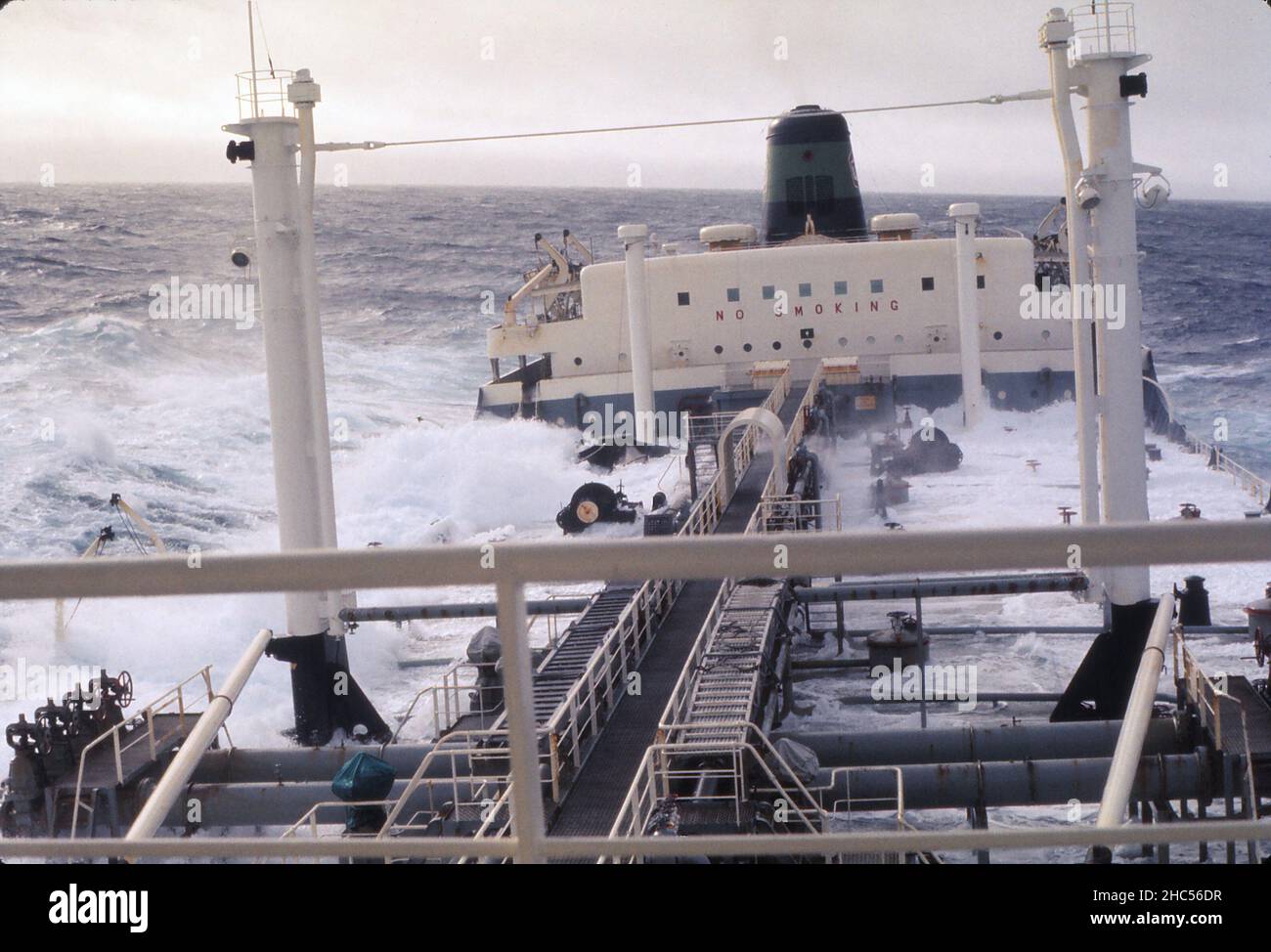 S.S. Texaco Brisbane auf See, bei rauem Wetter nach hinten schauend. Diejenigen von uns, die in der Vorwärtsunterkunft lebten (Kapitän, Deckoffiziere und Funker) mussten den Laufsteg hinunter zu der anderen Unterkunft (gezeigt) für unsere Mahlzeiten gehen. Das Schiff wurde 1960 gebaut und 1977 verschrottet. Foto aus dem Jahr 1972. Stockfoto