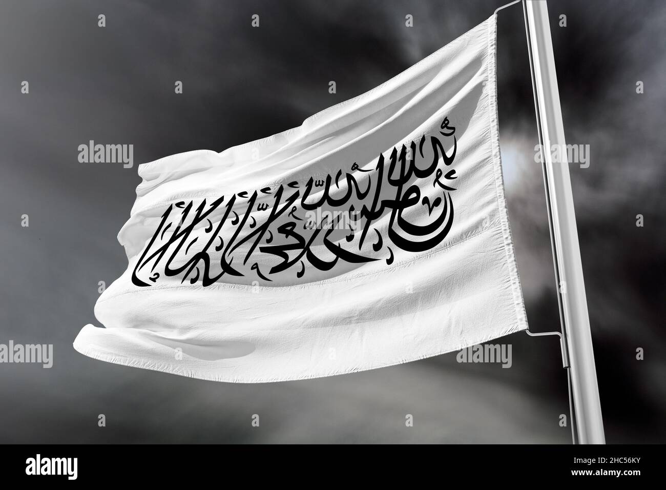 Flagge Afghanistans, Afghanistan in der Macht der Taliban. Auf der weißen Flagge steht die Inschrift „Shahada“. Stockfoto