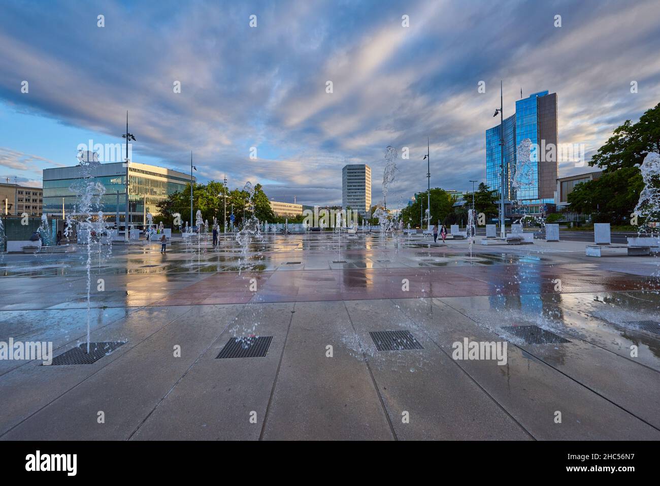 Brunnen auf dem Platz vor dem Hauptquartier der Vereinten Nationen Stockfoto