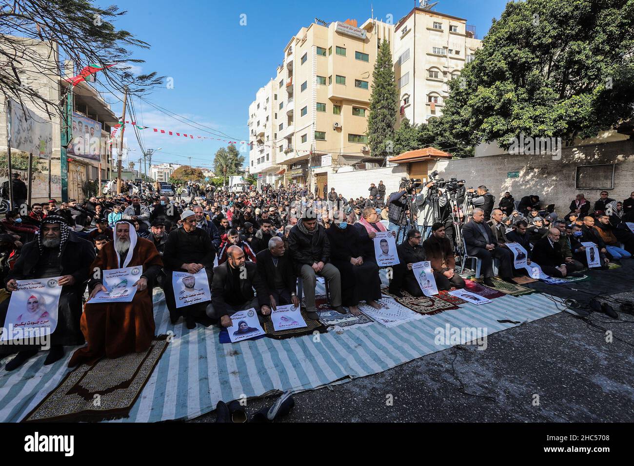 Am 24. Dezember 2021 verrichten Palästinenser Freitagsgebete vor dem Roten Kreuz in Solidarität mit weiblichen Gefangenen in den israelischen Gefängnissen in Gaza-Stadt. Stockfoto