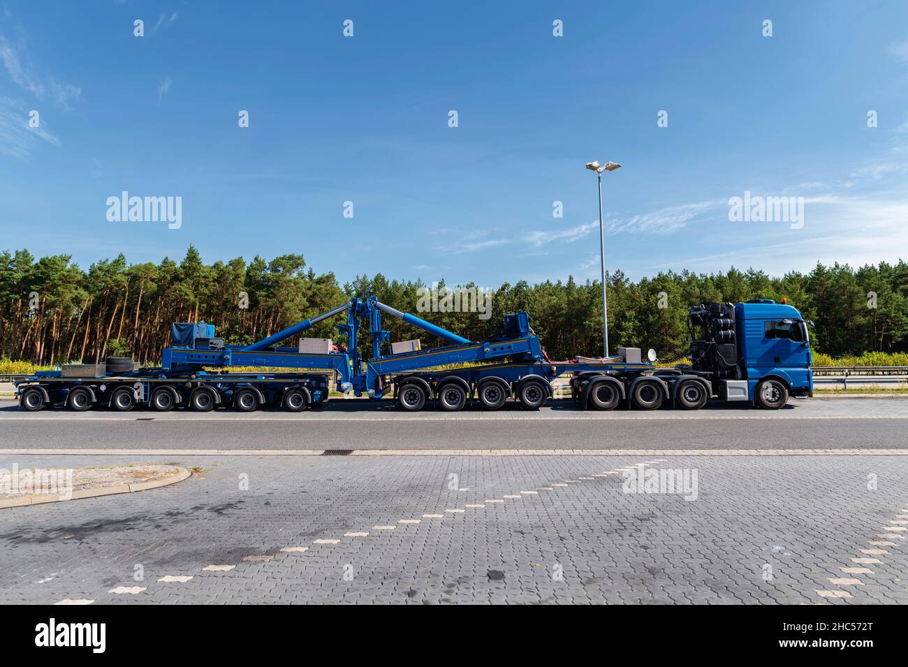 Schwerlastwagen auf dem Parkplatz einer deutschen Autobahn Stockfoto