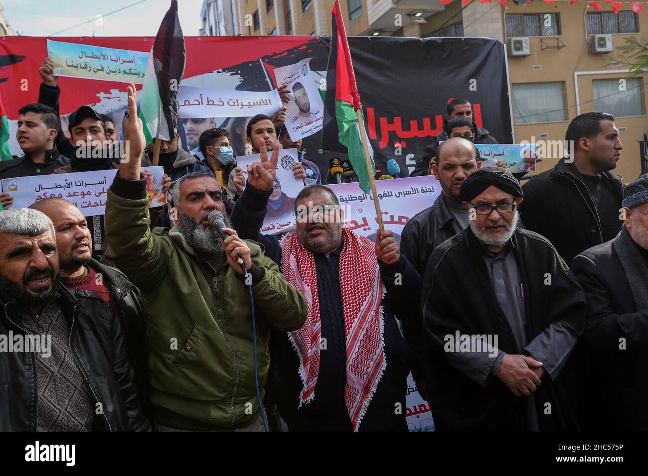 Am 24. Dezember 2021 verrichten Palästinenser Freitagsgebete vor dem Roten Kreuz in Solidarität mit weiblichen Gefangenen in den israelischen Gefängnissen in Gaza-Stadt. Stockfoto