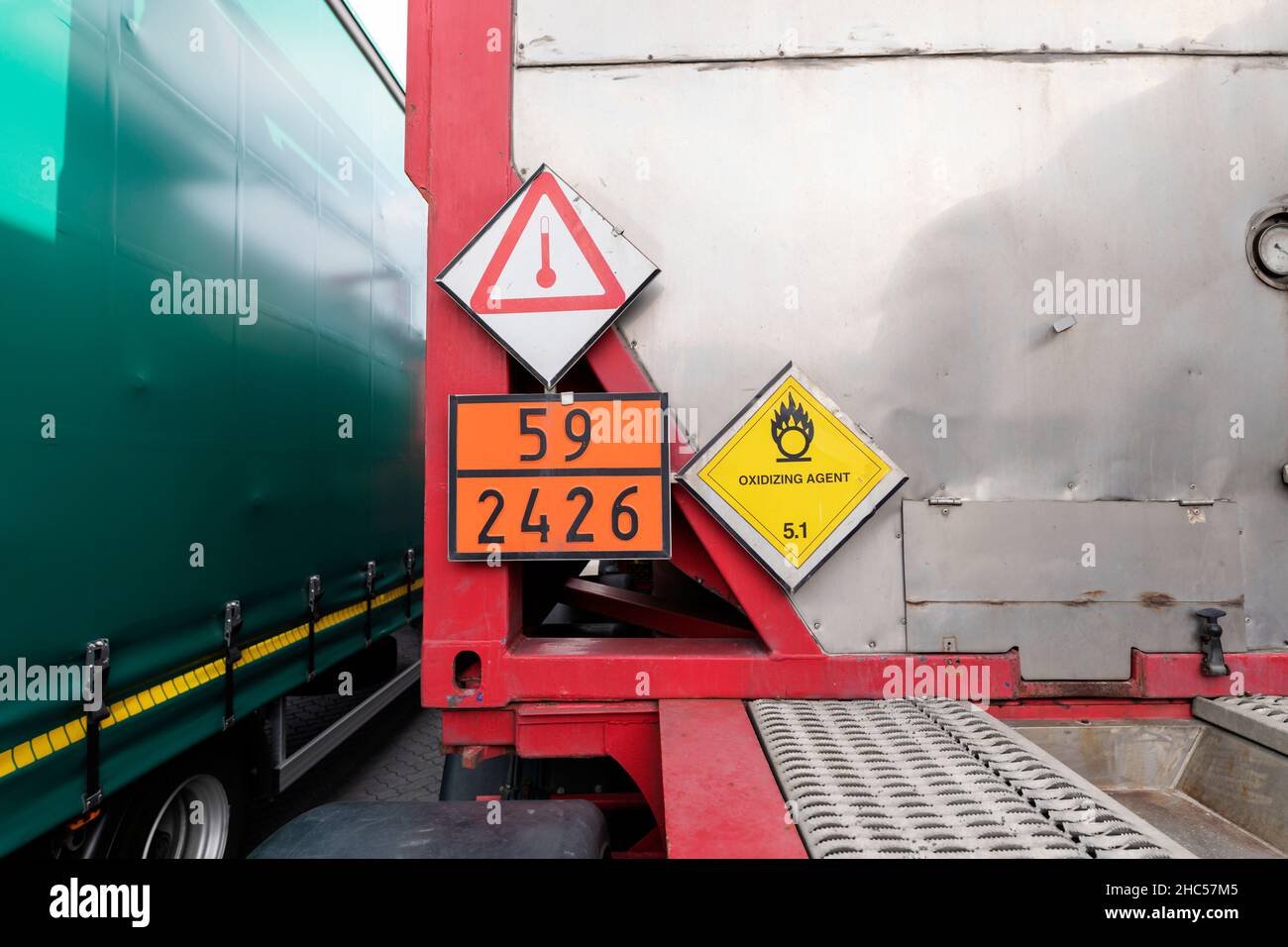 Gefahr gute Schilder in einem Container auf einem LKW - Anhänger Stockfoto