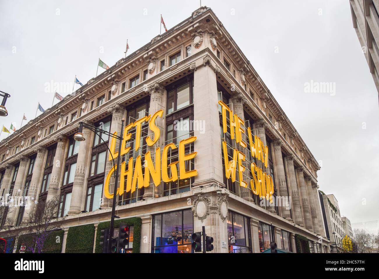 London, Großbritannien. 24th Dez 2021. Das Schild "Let's Change The Way We Shop" ist auf Selfridges in der Oxford Street zu sehen.die Kaufhauskette wurde für £4 Milliarden Euro an das thailändische Unternehmen Central und die in Österreich ansässige Signa Group verkauft. (Foto: Vuk Valcic/SOPA Images/Sipa USA) Quelle: SIPA USA/Alamy Live News Stockfoto