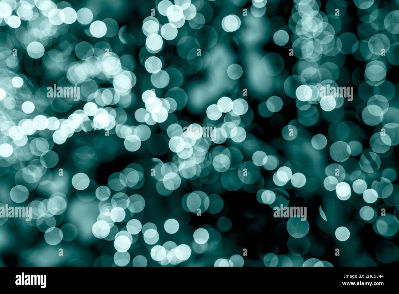 Grüne und mintfarbene Lichter der Weihnachtsgirlande. Stockfoto