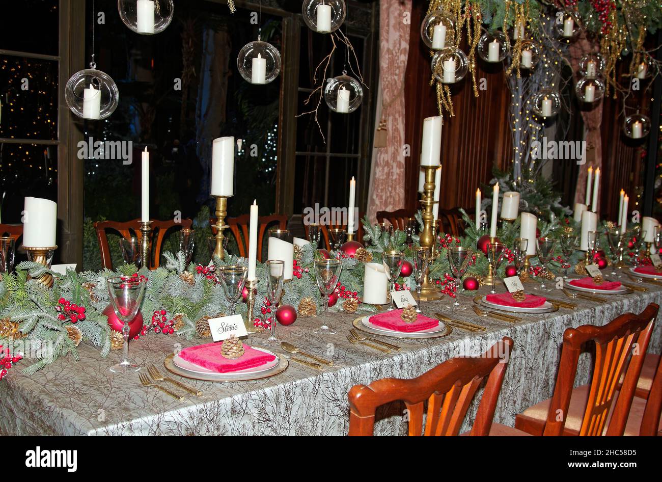 Tischset, Abendessen, elegant, Weihnachten, weiße Kerzen, Ortsnamen, Mittelpunkt, Becher, goldene Essgeschirr, festlich, Feiertag, Feier, Stockfoto