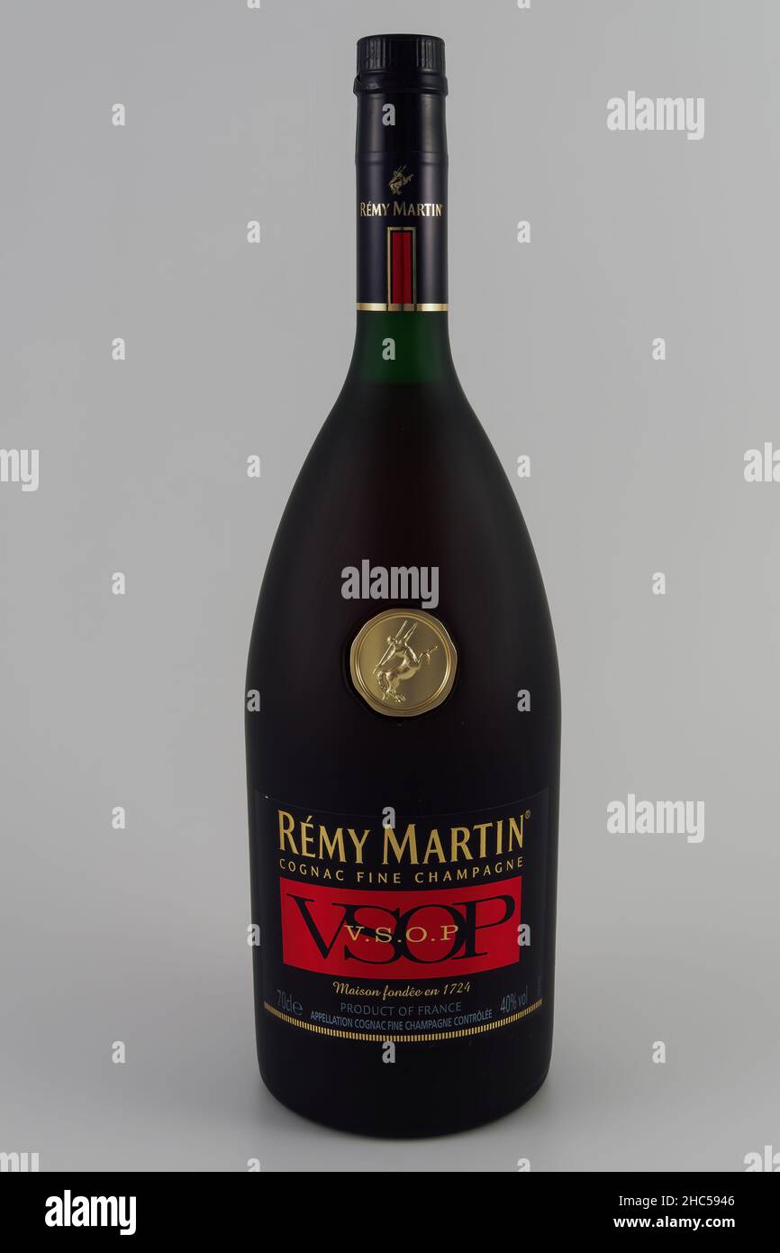 Remy Martin alkoholisches Getränk mit Logo. Französischer Cognac feiner Champagner VSOP Getränk in einer dunklen 750 ml Flasche, vor weißem Hintergrund. Stockfoto