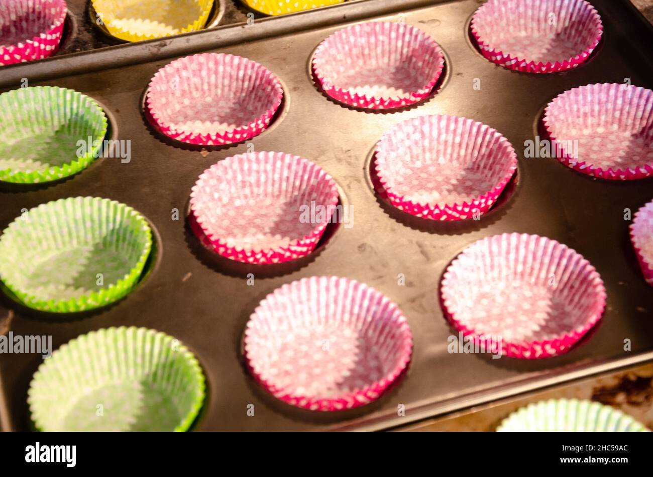 Leere Cupcake-Kästen in Backformen lesen, um gefüllt zu werden. Stockfoto