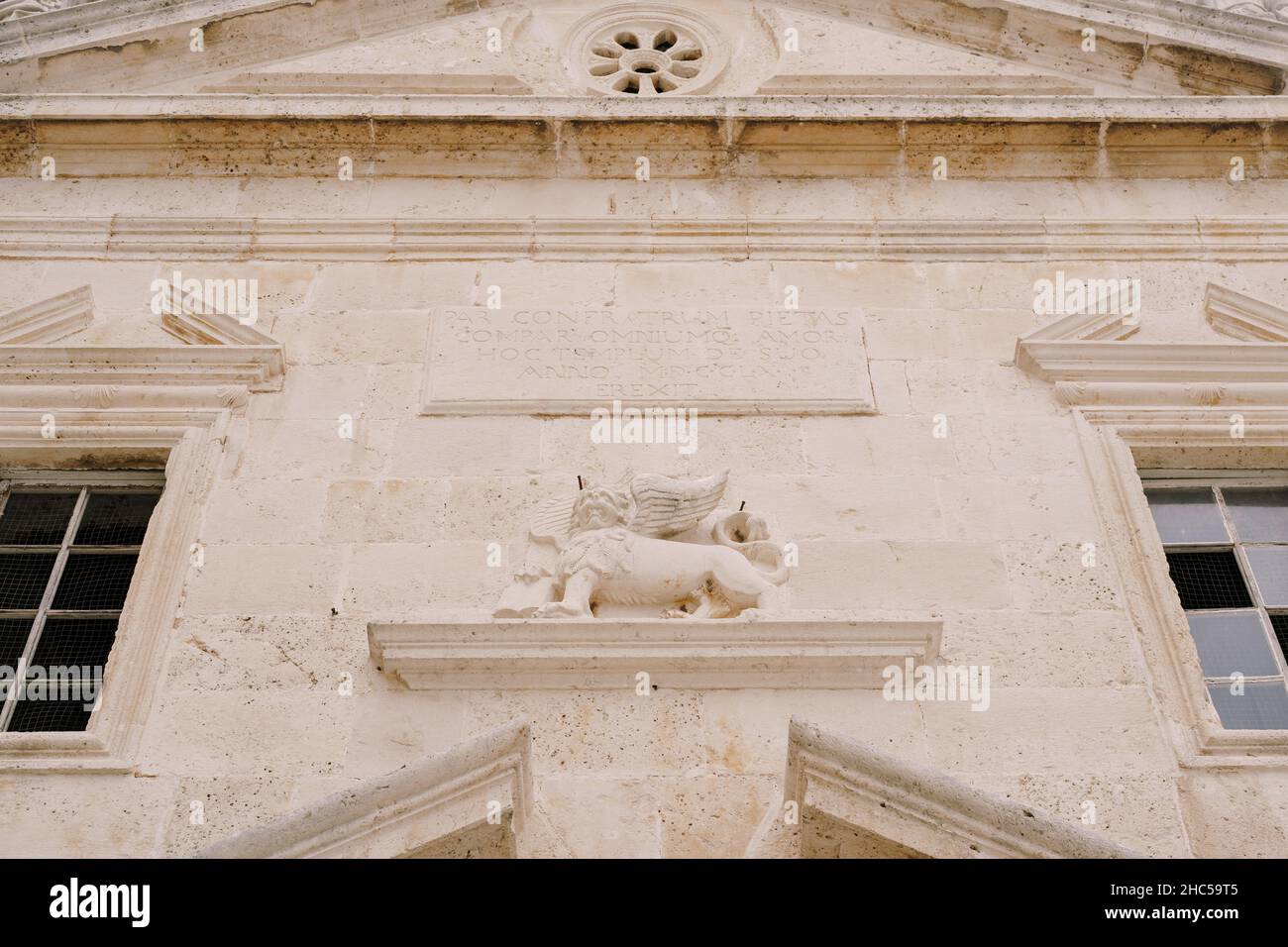 Fassade eines alten Marmorgebäudes mit Stuckleisten, Gesimsen, Verkleidungsleisten um die Fenster Stockfoto