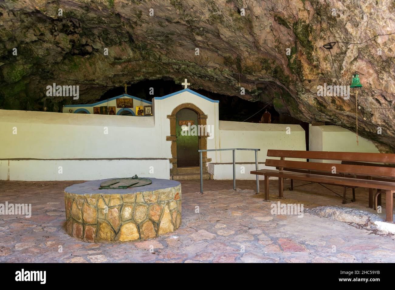 Agia Sofia Kapelle am Eingang einer Höhle auf der Insel Kythira, Griechenland. Stockfoto