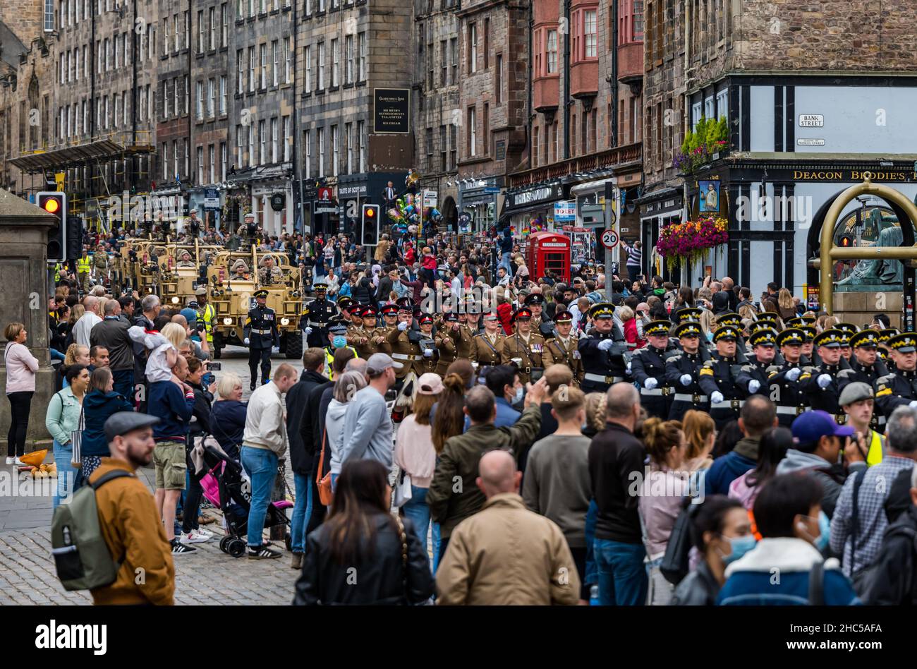 Parade der Royal Scots Dragoon Guards zum 50th. Jahrestag mit Maschinengewehren auf leichten Nutzfahrzeugen, Royal Mile, Edinburgh, Schottland, Großbritannien Stockfoto