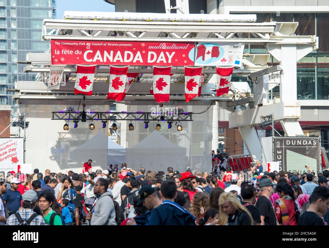 Menschen für multikulturelle Kanada Day Celebration auf Yonge-Dundas Square Bühne gesammelt. Nationalfeiertag in Kanada. Stockfoto