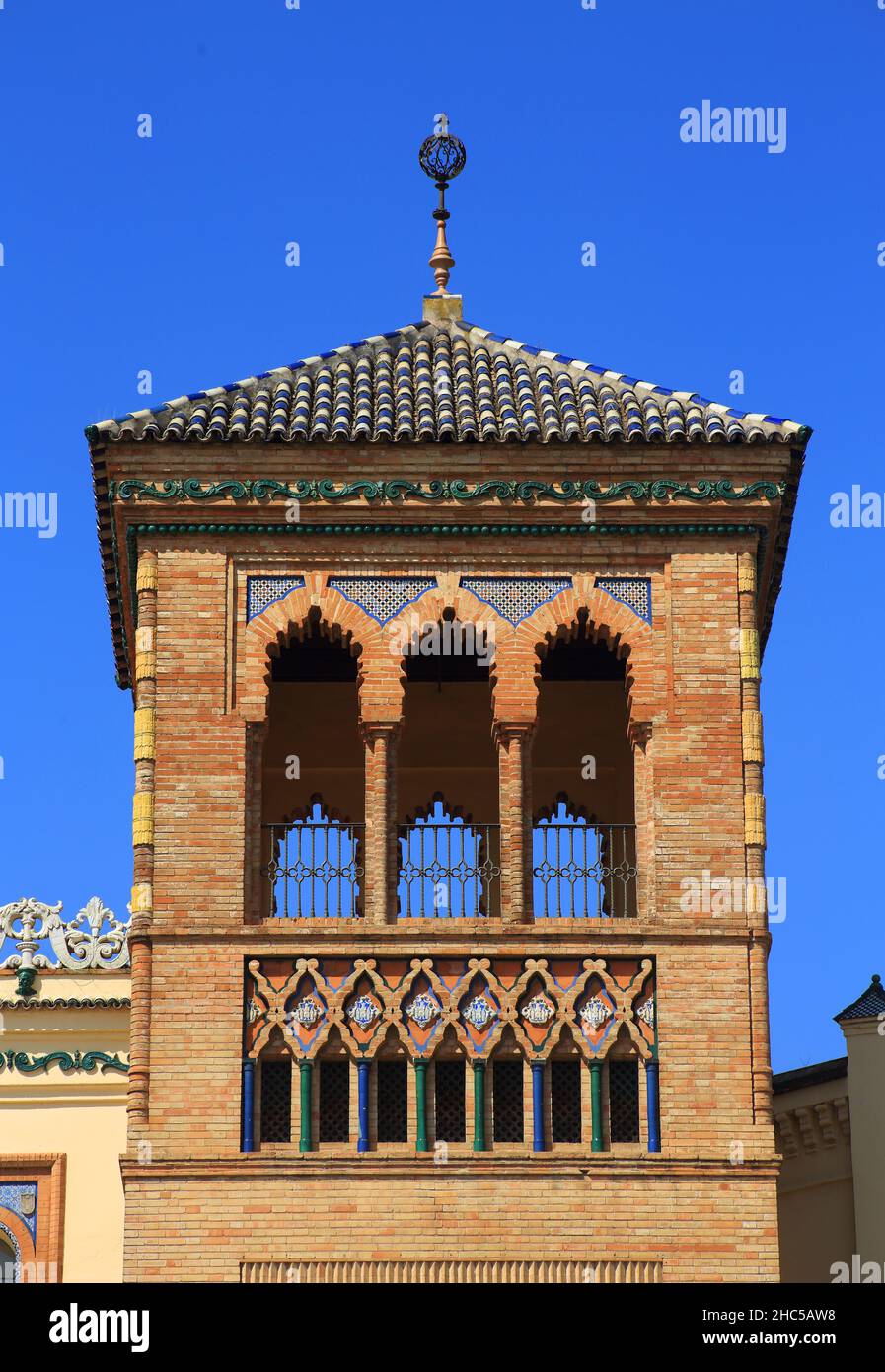 Die prunkvolle Außenfassade des historischen Plaza de Espana - Spanischer Platz, mit Keramikfliesen und Details im maurischen Stil. Sevilla, Andalusien, Spanien. Stockfoto