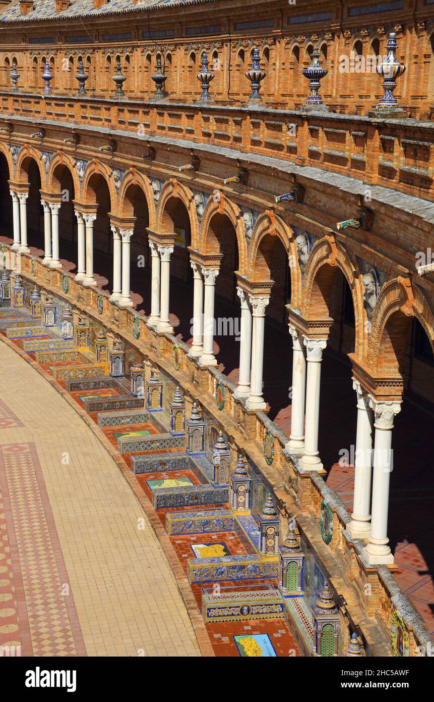 Die prunkvolle Außenfassade des historischen Plaza de Espana - Spanischer Platz, mit Keramikfliesen und Details im maurischen Stil. Sevilla, Andalusien, Spanien. Stockfoto