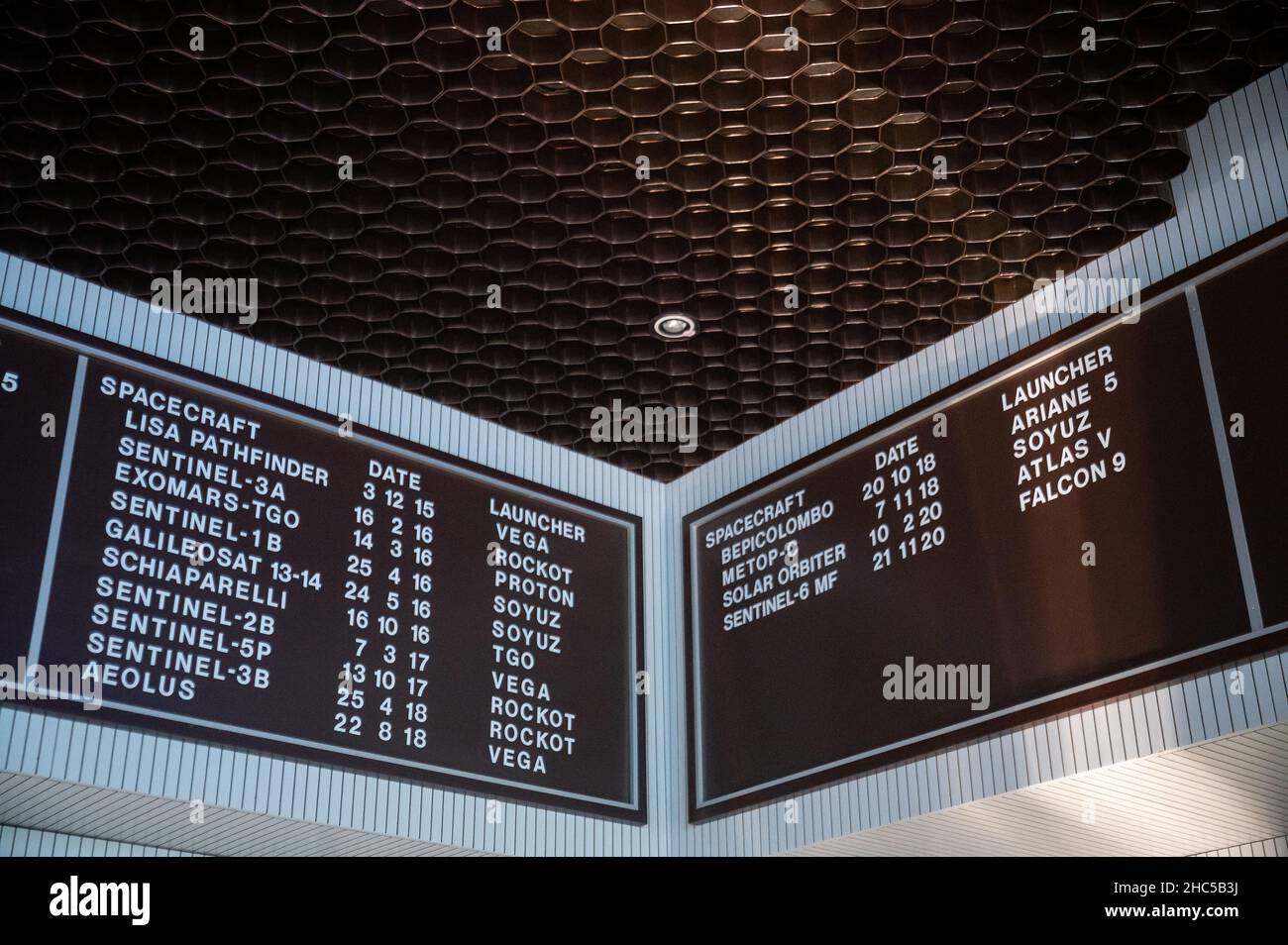 Darmstadt, Deutschland. 21st Dez 2021. Die Namen von Satelliten, die über das European Space Operations Center der Europäischen Weltraumorganisation (ESA) gesteuert wurden und werden, werden auf Tafeln angezeigt. Quelle: Sebastian Gollnow/dpa/Alamy Live News Stockfoto