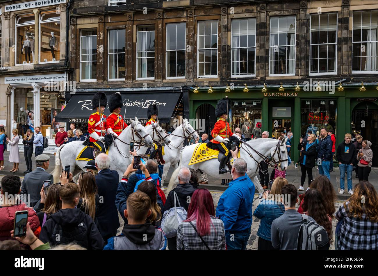 Parade der Royal Scots Dragoon Guards zum 50th. Jahrestag mit Soldaten auf weißen Pferden, Royal Mile, Edinburgh, Schottland, Großbritannien Stockfoto