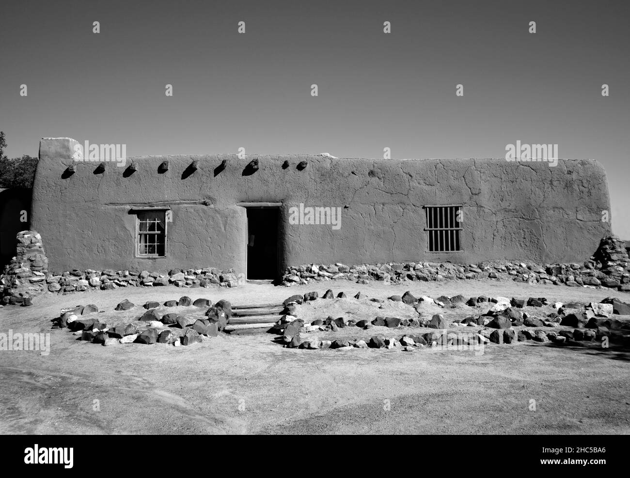 Besucher erkunden die historischen Adobe-Strukturen aus dem 19th. Jahrhundert im lebendigen historischen Komplex El Rancho de las Golondrinas in der Nähe von Santa Fe, New Mexico. Stockfoto