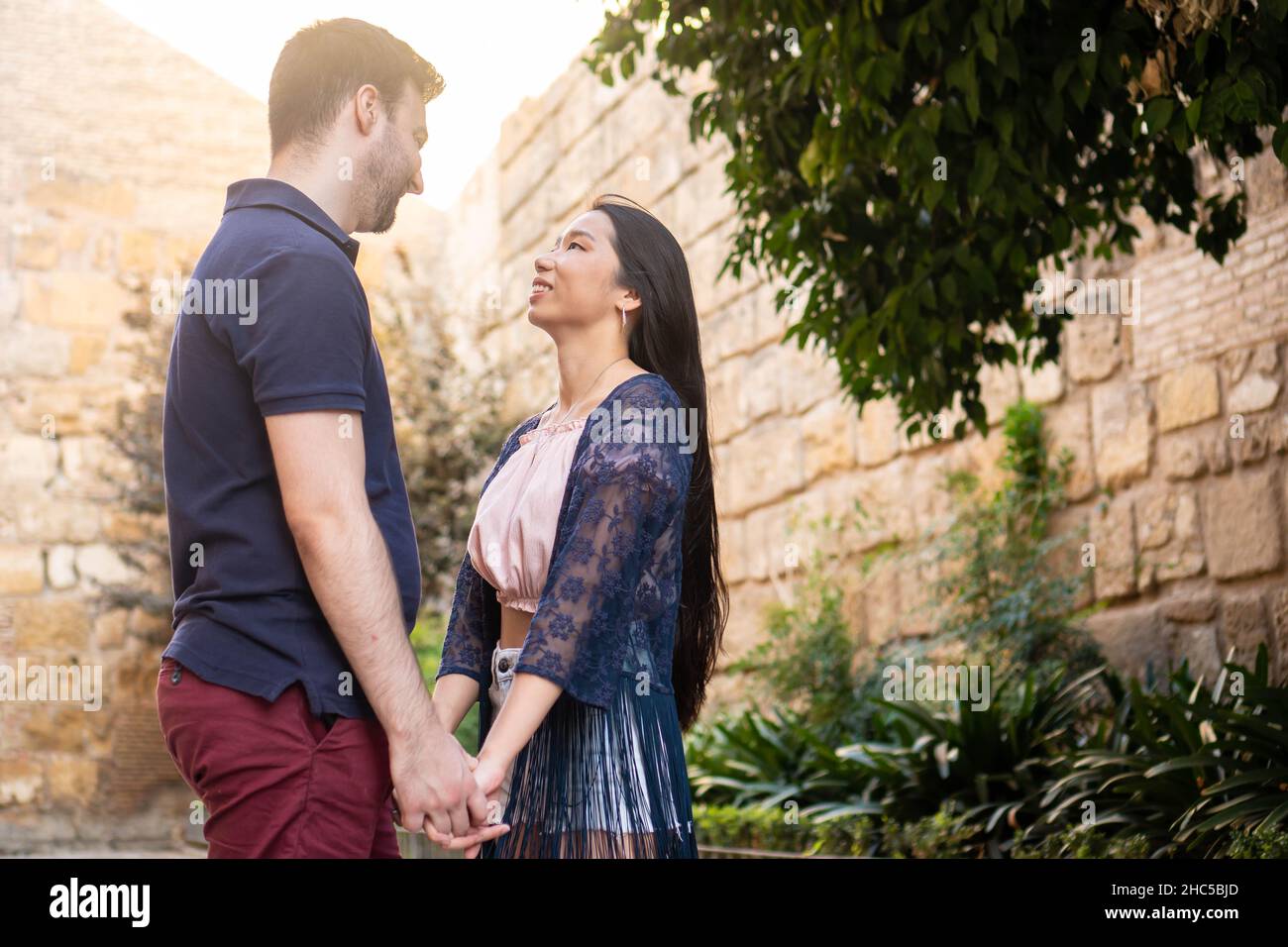 Multirassisches junges Paar in der Liebe. Freund und Freundin in einem romantischen Date. Stockfoto