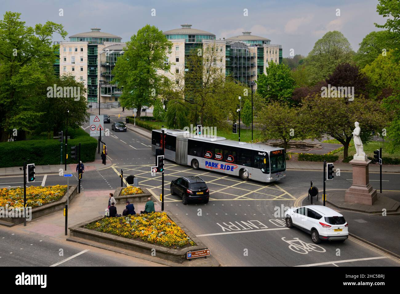 Wichtige Kreuzung im Stadtzentrum (Fußgänger und Menschen, gelb geschlüpftes Gebiet, Schilder und Markierungen) - A1036 & Station Rise, York, North Yorkshire, England Großbritannien. Stockfoto