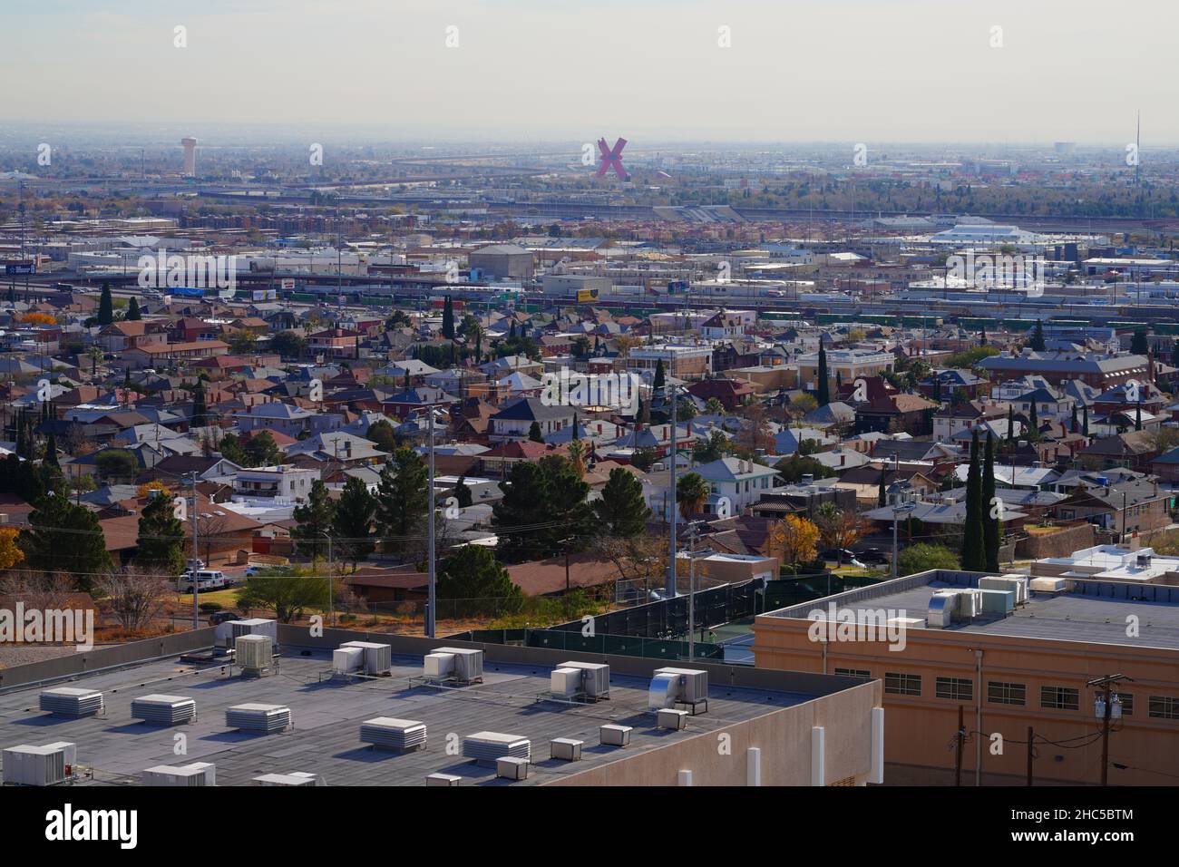 EL Paso, TX -15 DEC 2021- Landschaftsansicht der Skyline von El Paso in Texas, USA. Stockfoto