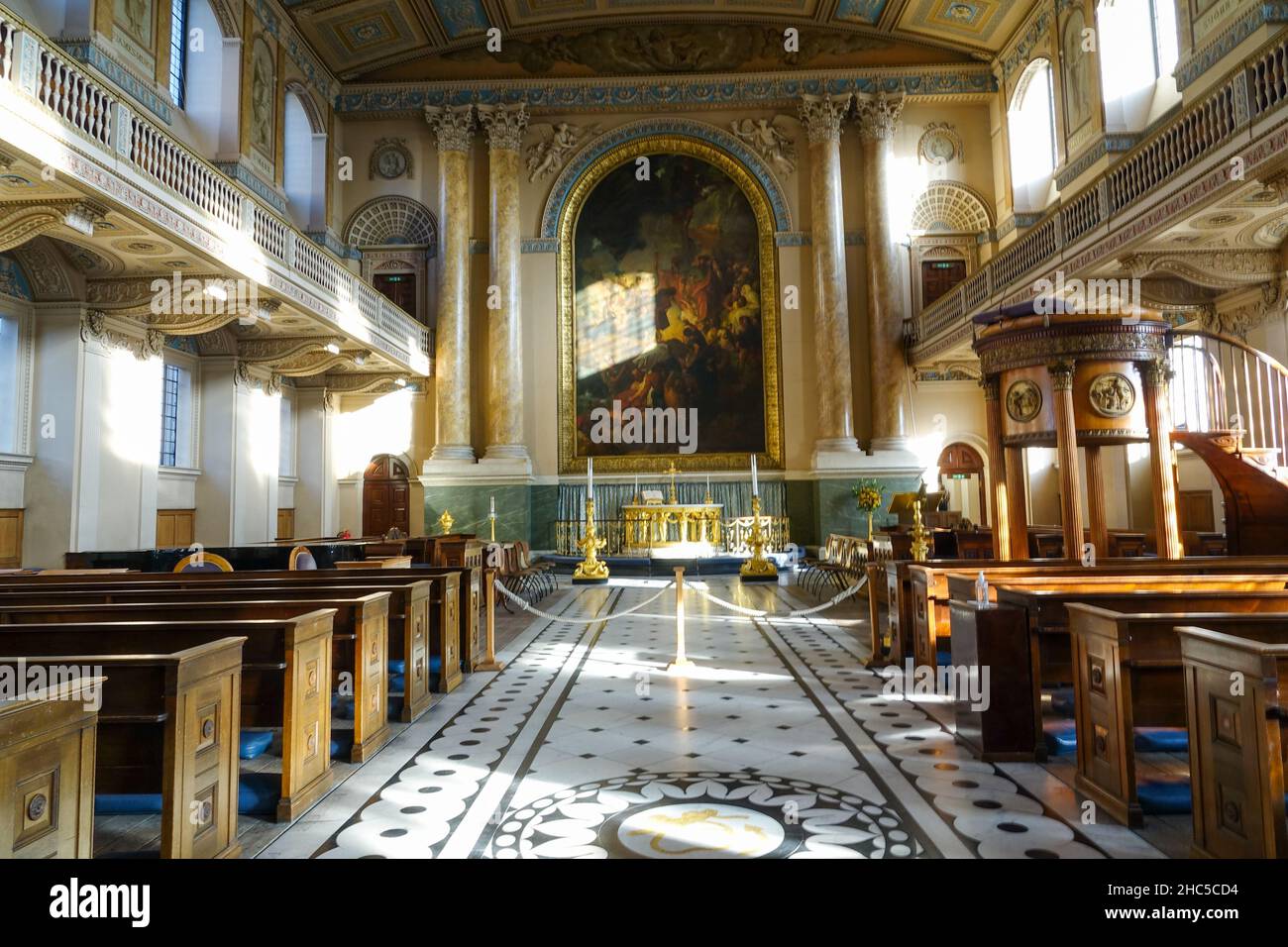 Das Innere der Kirche. Kapelle St. Peter und St. Paul, Old Royal Naval College, Greenwich, London. Altarbild von Benjamin West. Stockfoto