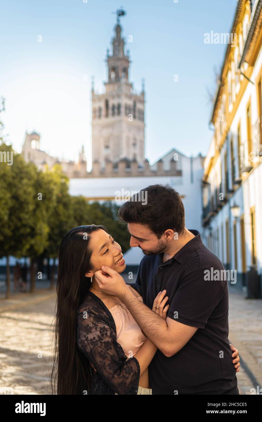 Interracial paar in der Liebe. Freund und asiatische Freundin in Sevilla, Spanien. Stockfoto