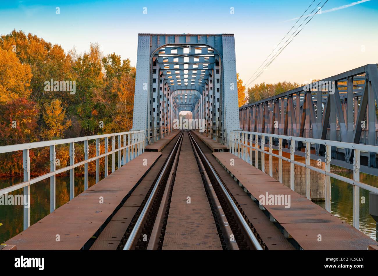 Eisenbahnbrücke über die Theiß Stockfoto