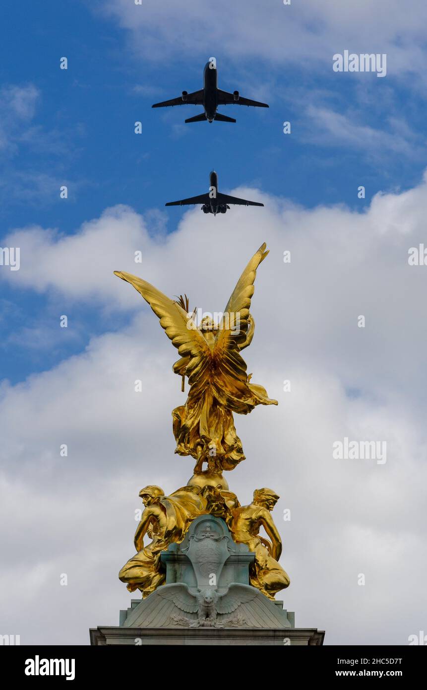 Queen's Birthday Flipper über der Mall nach dem Trooping the Color Event 2013, vorbei am Victoria Memorial. Lockheed TriStar und Vickers VC10 Stockfoto