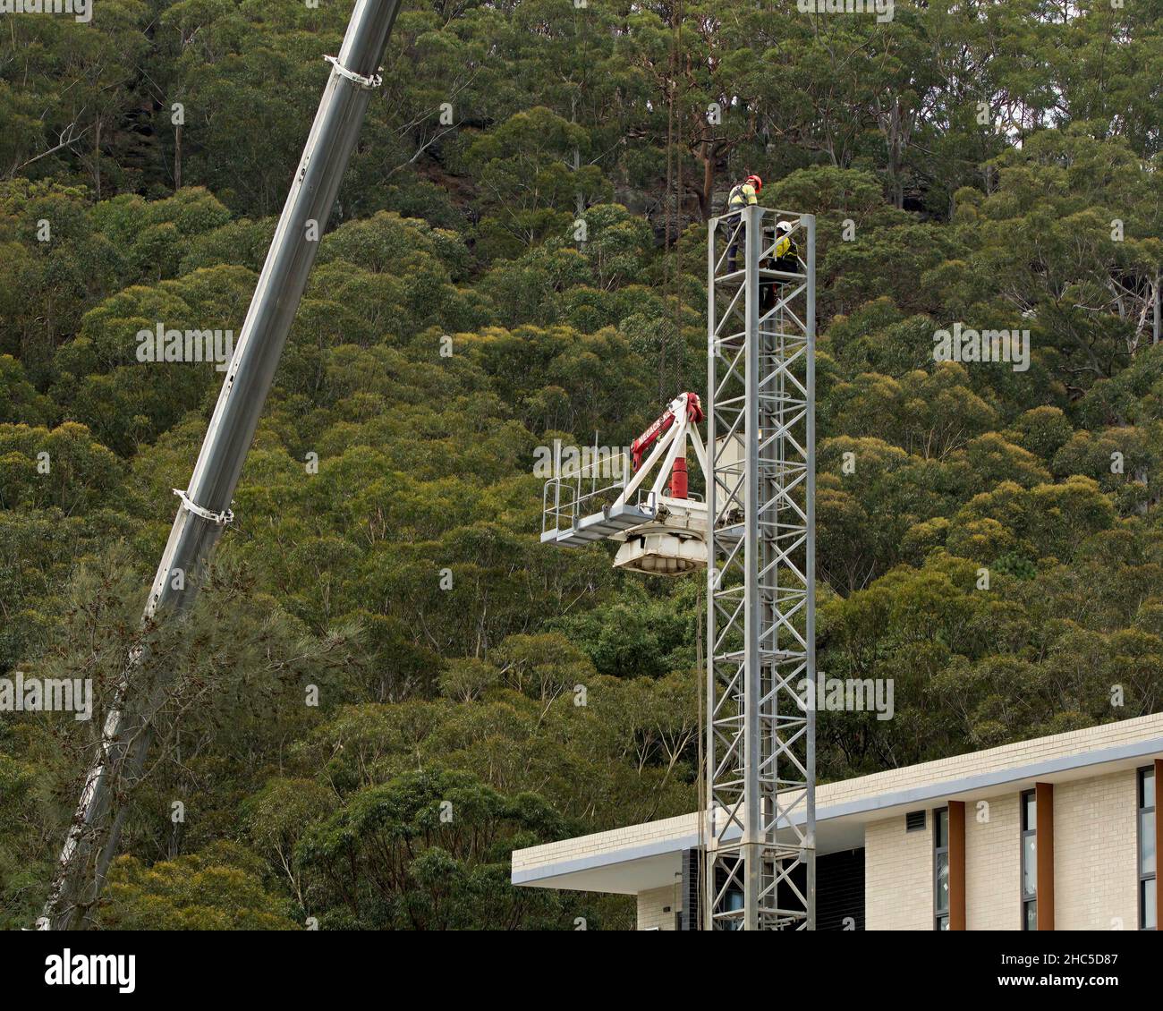 10:45 Uhr 7. Dezember 2021: Gosford, NSW, Australien. Arbeiter, die den Turmdrehkrane vor Ort demontieren (den Drehtisch entfernen), um 56 Uhr auf dem Sozialwohnungsgelände Stockfoto